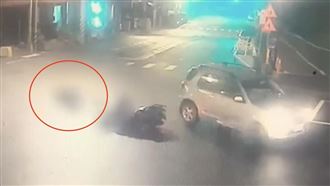 奪命瞬間曝！18歲打工男「無照闖燈」慘死