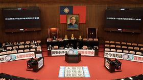 ▲立法院11日院會，民進黨團在議場內貼出布條痛批藍白普發現金是為買票。（圖／記者楊士誼攝影）