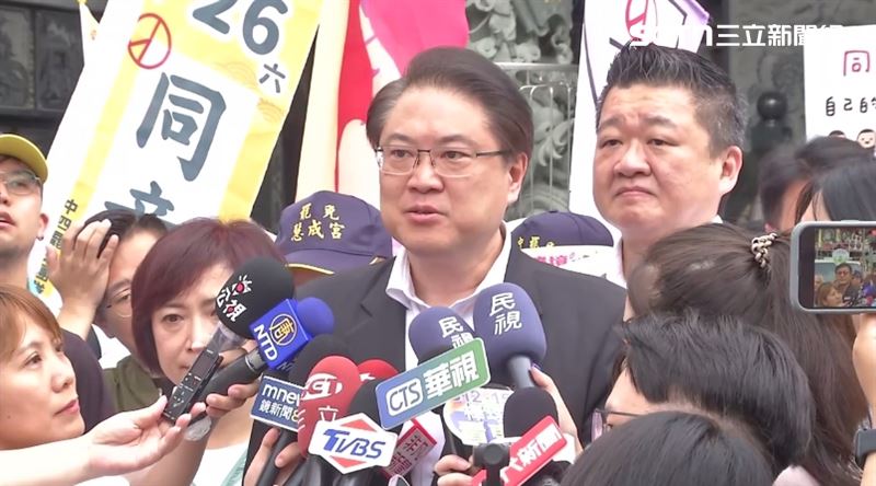 林右昌出席「護國大遶境-台中集結出發儀式」接受媒體聯訪。（圖／翻攝畫面）