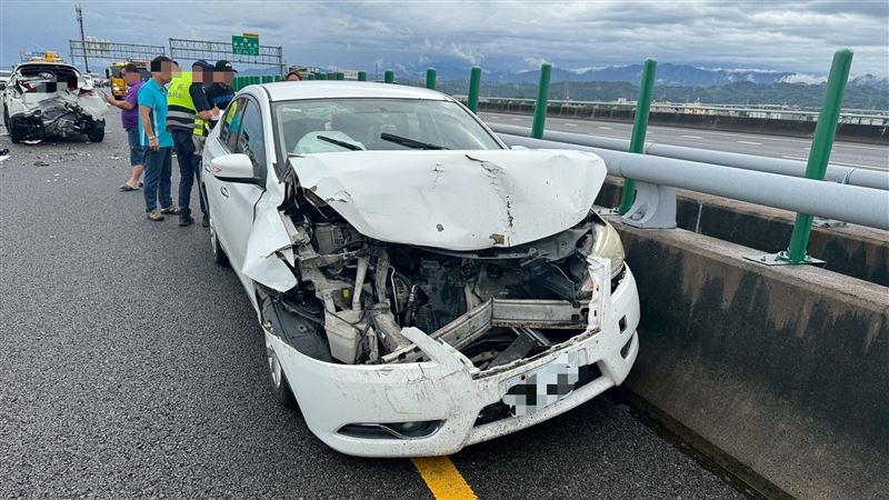 國3霧峰4車撞成團！3車道封閉紫爆堵3公里