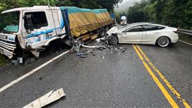 北宜特斯拉撞貨車事故現場情形。（圖／翻攝畫面）