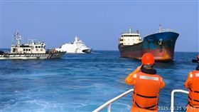 中資背景權宜輪的多哥籍「宏泰」貨輪涉拖斷台澎第3海纜，圖為2月25日海巡署派員將宏泰貨輪押返台南安平港。（海巡署提供）