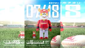 ▲味全龍與BE@RBRICK聯名限量庫柏力克熊。（圖／味全龍提供）