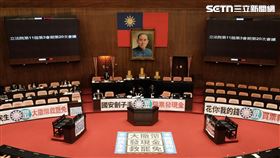 ▲立法院11日院會，民進黨團在議場內貼出布條痛批藍白普發現金是為買票。（圖／記者楊士誼攝影）