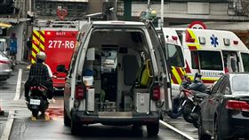 警方及消防隊獲報到場。（圖／民眾提供）