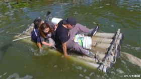 詹姆士(右一)和韋汝(中)不小心落水。（圖／八大提供）