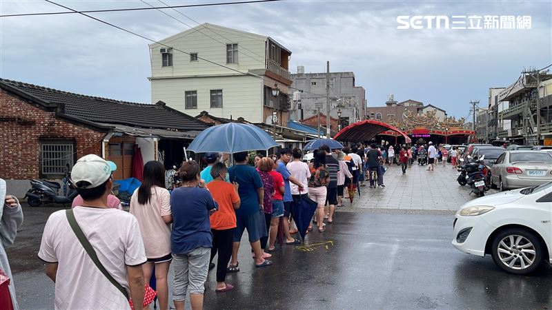 千人冒雨排1碗粥　送暖闆娘：曾是88災民