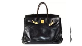  愛馬仕為英法混血女星簡柏金量身打造的「首個Birkin包原型」，在巴黎蘇富比拍賣會上以驚人的8,582,500歐元成交。（圖／翻攝自蘇富比）