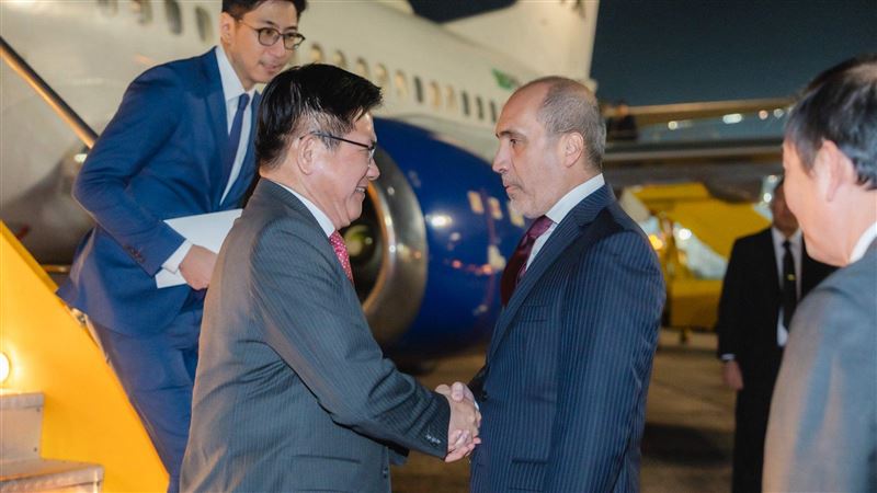 33小時長途航行　林佳龍率團抵巴拉圭訪問