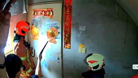 警察及消防隊獲報到場後破門後逮人。（圖／翻攝畫面）