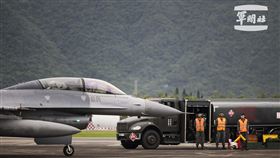 ▲F-16戰機滑行，準備執行熱加油作業。（圖／軍聞社提供） 