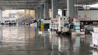 前鎮大雨漁市場泡水裡　東港大潮街道又淹