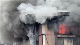 台中製冰廠恐怖火警！黑煙火舌竄天際