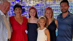 德州暴雨成災，一對姊妹布萊兒（左三）與布魯克（右三）不幸被洪水沖走罹難。（圖／翻攝自GoFundMe）