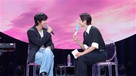 ▲安孝燮（左）登上朴寶劍的節目，同框畫面被粉絲大讚「太美好」。（圖／翻攝自KBS） 