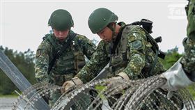 ▲工兵連執行蛇腹型鐵絲網張網作業。（圖／軍聞社提供） 