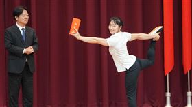 ▲賴清德總統致贈世大運代表團加菜金，由體操選手丁華恬代表接受。（圖／體育署提供）