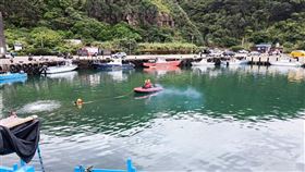 新北,金山,水尾漁港,自小客車,沉沒。（圖／翻攝畫面）　