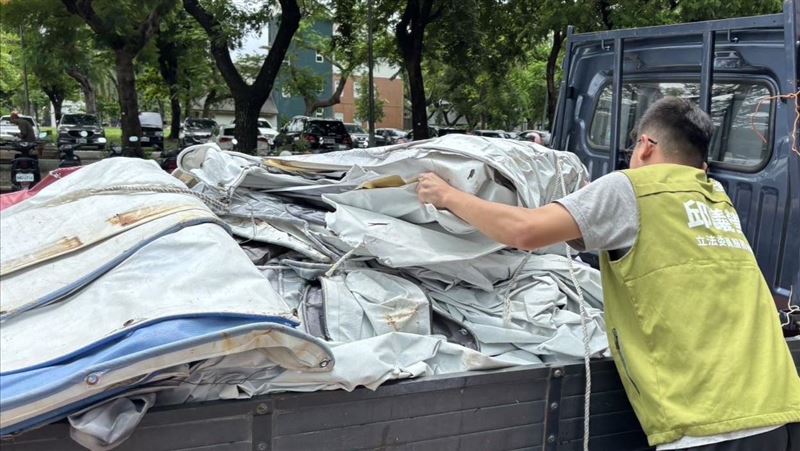 高雄民代也支援！邱議瑩率先捐帆布助台南
