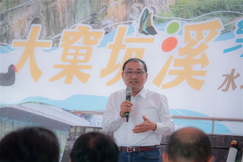 市長侯友宜視察大窠坑溪水岸時大讚『有生機』。(圖/新北市政府提供)