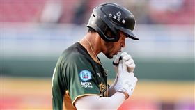 ▲台鋼雄鷹魔鷹做出「結印」手勢。（圖／台鋼雄鷹提供）