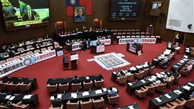 藍決議保留台電撥補增普發現金  特別條例拚三讀立法院會11日排定處理「因應國際情勢強化經濟社會及國土安全韌性特別條例」草案。國民黨團總召傅(山昆)萁表示，支持國土韌性的新台幣1500億元預算，並納入普發現金1萬元，但對撥補台電1000億元予以保留。圖為上午立法院會民進黨團擺放布條，抗議在野黨普發現金提案。中央社記者翁睿坤攝  114年7月11日