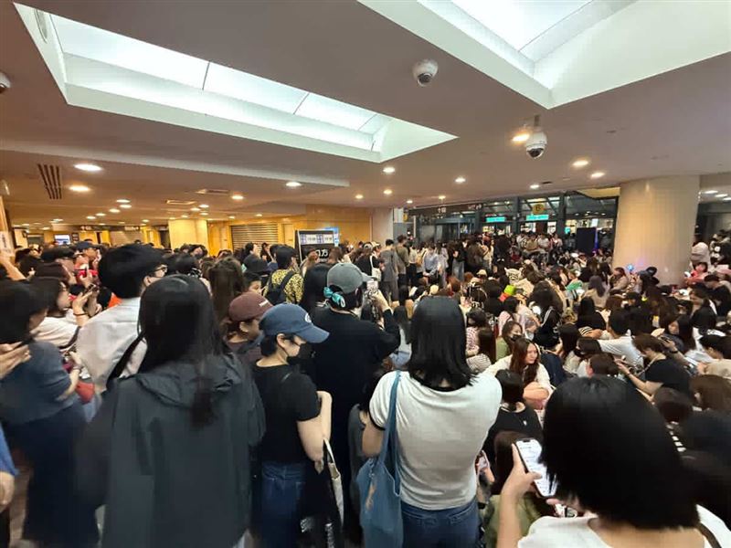 大批粉絲在場外聽漏音。（圖／讀者提供）