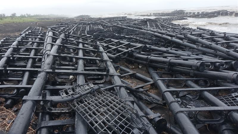 今年颱風「丹娜絲」重創中南部光電業，許多太陽能板遭吹翻，引發熱議。（圖／翻攝畫面）