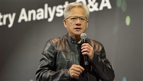 黃仁勳：美國AI出口管制是錯的輝達（NVIDIA）執行長黃仁勳21日舉行台北國際電腦展（COMPUTEX）全球媒體問答，談到美國管制人工智慧（AI）晶片出口，他直言這項政策是錯誤的，可能刺激中國加速發展AI。中央社記者吳家豪攝  114年5月21日