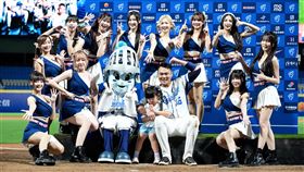 ▲富邦悍將范國宸獲選單場MVP，與女兒一起站上頒獎台。（圖／富邦悍將提供）