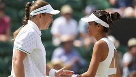 ▲謝淑薇和女雙搭檔奧斯塔朋科（Jalena Ostapenko）。（圖／美聯社／達志影像）