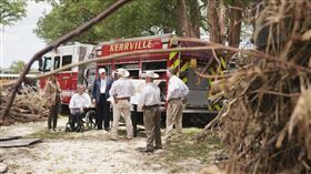 ▲川普和梅蘭妮亞抵達災情最嚴重的克爾郡（Kerr County）克維市（Kerrville）勘災。（圖／美聯社／達志影像）

