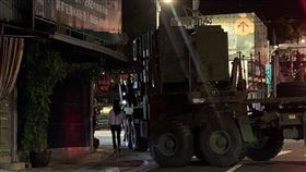 新北市安坑區驚傳愛國者飛彈車擦撞意外，卡店家遮雨棚。（圖／翻攝自「台灣讚警」臉書）