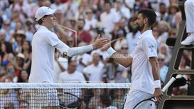 ▲辛納（Jannik Sinner）擊敗喬科維奇（Novak Djokovic）闖進溫網決賽。（圖／美聯社／達志影像）