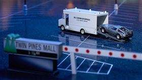 ▲《回到未來》場景模型套裝組。（翻攝Mattel網站）