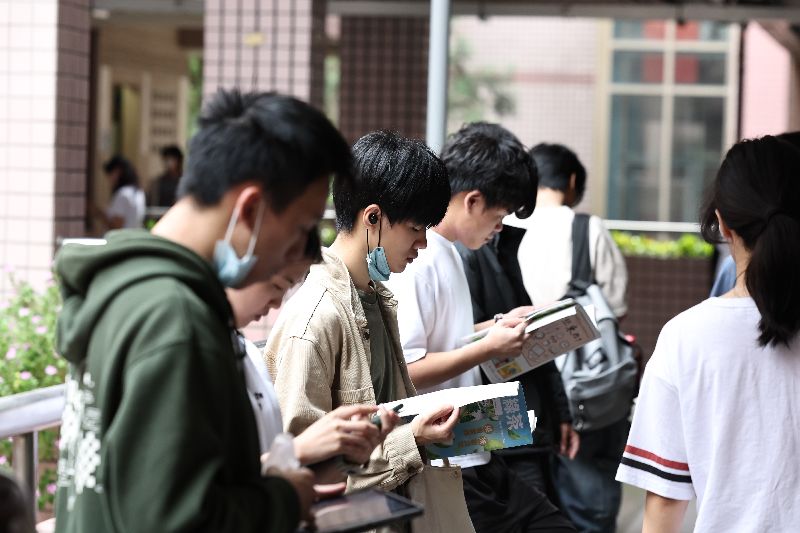 114學年度分科測驗成績將於7月29日公布，考生們既期盼又緊張。圖為7月12日台北市松山高中考場現場。（圖／中央社）