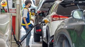 加油站宣導員工在加油過程中，不強迫加油，跳停就好。（圖／焦正德攝）