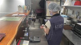 衛生局表示共採廚師快部手套檢體2件、環境檢體2件、嫌疑食品檢體3件。（圖／北市衛生局提供）