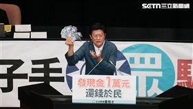 ▲羅明才在廣泛討論拿出一萬元。（圖／記者楊士誼攝影）