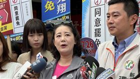 ▲民進黨團幹事長吳思瑤陪同罷團「齊心斷翔」掃街宣傳。（圖／記者劉秀敏攝影）
