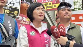 ▲民進黨立委蘇巧慧陪同罷團「板橋大刪元」掃街。（圖／記者劉秀敏攝影）