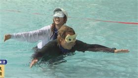 蔡黃汝甚至還游到王仁甫背上，把他當鯨魚騎。（圖／中視提供）