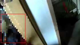 警察及消防隊獲報到場後破門後逮人。（圖／翻攝畫面）