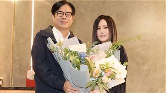 江蕙高雄巨蛋開唱！陳其邁「親送宵夜」　兩人同框畫面曝（圖／翻攝自陳其邁 Chen Chi-Mai臉書）
