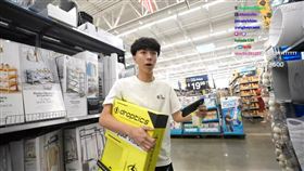 Ray開直播前往美國超市沃爾瑪，當場拆封眼藥水來使用。（圖／翻攝自Twitch）