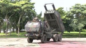 海馬士多管火箭飛彈連，12日進行戰力保存、接戰射擊及彈藥裝卸載等高強度課目演練。(圖／翻攝畫面)