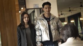 連晨翔與孫淑媚想偷約會，但他自嘲那天穿的外套非常顯眼，路人一定會忍不住多看一眼。(圖／公視台語台、華視提供)