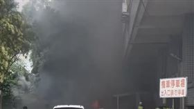 台中大雅區公所旁鐵皮屋火警！烈焰火舌狂噴　濃煙染黑天空