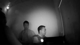 台中警破鋼板大門如破城牆，嫌犯竟哭訴「幾十萬大門被撞壞」。（圖 ／翻攝畫面）