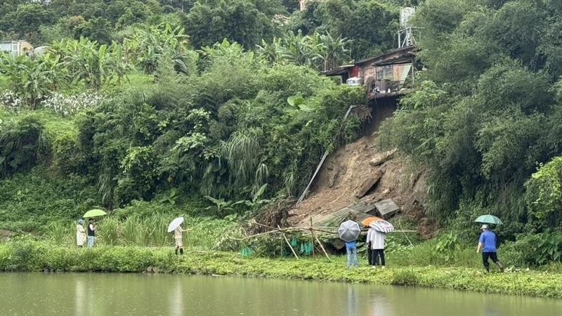 竹縣北埔民宅邊坡塌　公所設棚截水